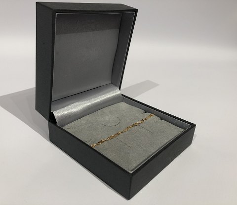 Twisted bracelet in 14 ct. gold.
5000m2 showroom.