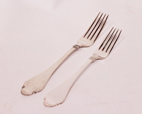Dinner fork and lunch fork in Bernstorff, hallmarked silver.
Great condition
