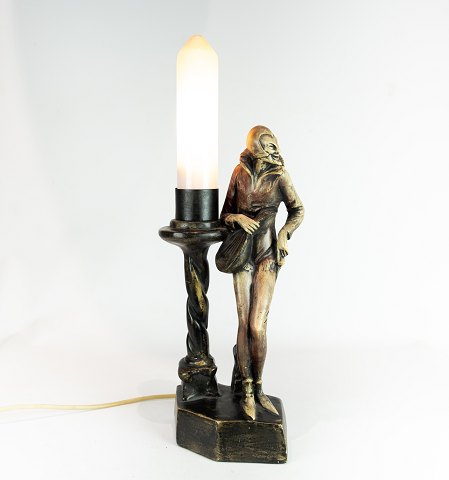 Bordlampe i marmor dekoreret med figur.
