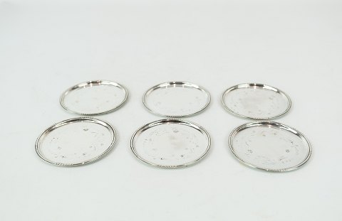 Sæt af glasbakker i tretårnet sølv.
5000m2 udstilling.
