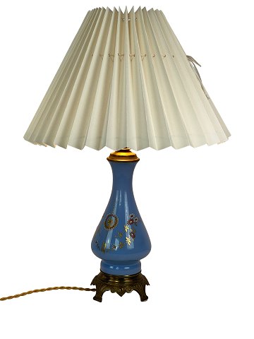 Bordlampe med blåt opal glas dekoreret med guld og af bronze, med papir skærm, 
fra 1890erne.
Flot stand
