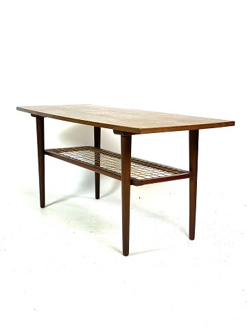 Sofabord i teak med flethylde af dansk design fra 1960erne. 
Flot stand
