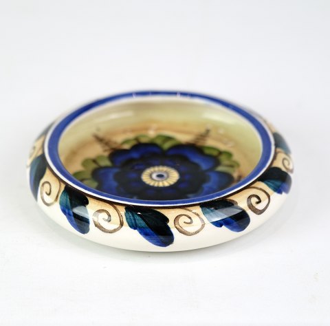 Skål Med Buet Kant - Model 1329/1269 - Fajance - Dekoreret Med Blomster - 
Aluminia
Flot stand
