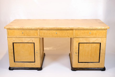 Antikt Skrivebord – Birketræ & Intarsia – 1840’erne
