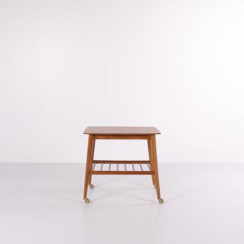Sidebord Med Hylde På Hjul - Teaktræ - Dansk Design - 1960erne
Flot stand
