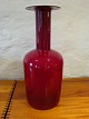 Gulvvase med to farvet glas rød  udvendig og hvid indvendig fra Holmegaard. 5000 m2 udstilling.