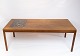 Sofabord i teak med klinker af dansk design fra 1960erne.
