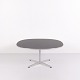 Arne Jacobsen Supercirkulært Sofabord Model A203 i sort laminat og Aluminium, Fritz Hansen 1968
